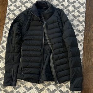Lululemon running coat with iPad holder inside size 4 black. Barely worn